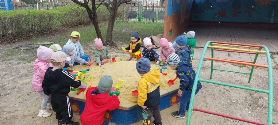 Весенняя прогулка Весенняя прогулка.